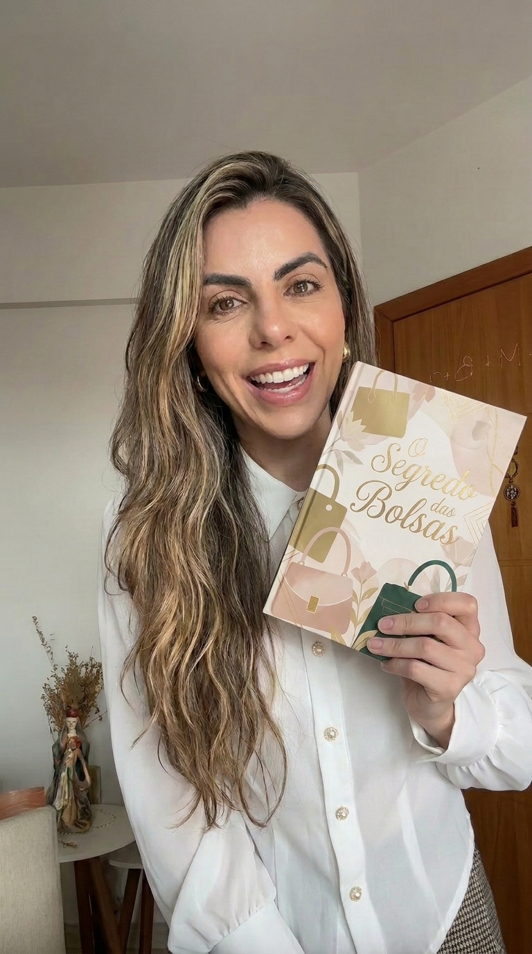 Sônia Beatriz segurando o livro O Segredo das Bolsas